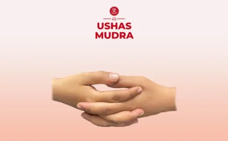 Ushas Mudra hand gesture demonstrating the correct finger position during morning meditation