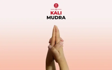 Kali Mudra hand gesture demonstrating the correct finger position during meditation
